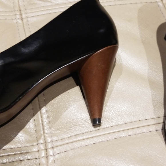 Banana Republic black peeptoe w. Brown round heel - Picture 3 of 8